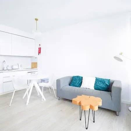 King Bed W/ Terrace. Perfect Location. Beach Close 아파트 *